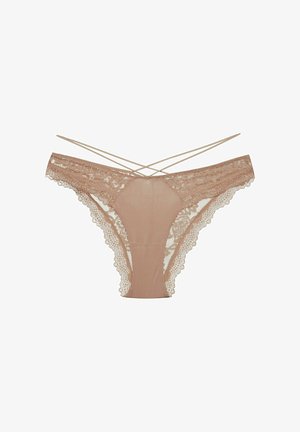 Stringi z koronkowym wykończeniem w odcieniu nude, z krzyżującymi się plecami, cienkimi ramiączkami, przezroczystymi elementami z siateczki oraz falbaniastymi krawędziami wzdłuż nóg.