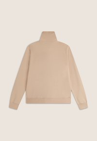 Maglione beige a maniche lunghe con colletto alto, realizzato in tessuto morbido. Presenta polsini e orlo a costine, con una texture liscia in tutto il capo.