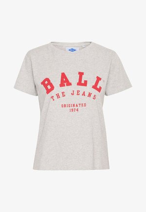Grå bomulds t-shirt med korte ærmer og rund hals. Har rødt trykt tekst: "BALL THE JEANS ORIGINATED 1974." Klassisk pasform.