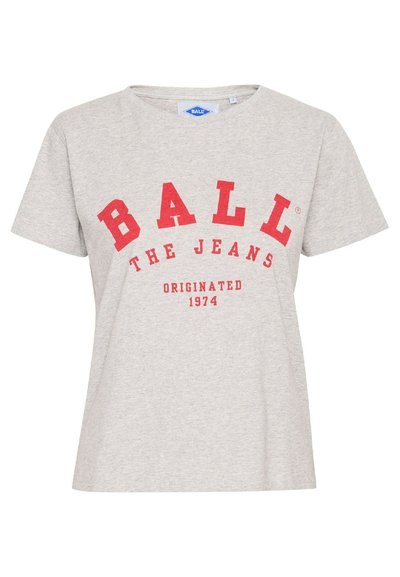 Pelēks kokvilnas T-krekls ar īsām piedurknēm un apaļu kakla izgriezumu. Iekļauj sarkanu drukātu tekstu: "BALL THE JEANS ORIGINATED 1974." Klasiska piegriezne.