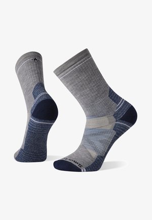 Calcetines grises y azul marino con diseño a rayas y patrones, de grosor medio, con refuerzo en el talón y la puntera, material mezclado para mayor comodidad.