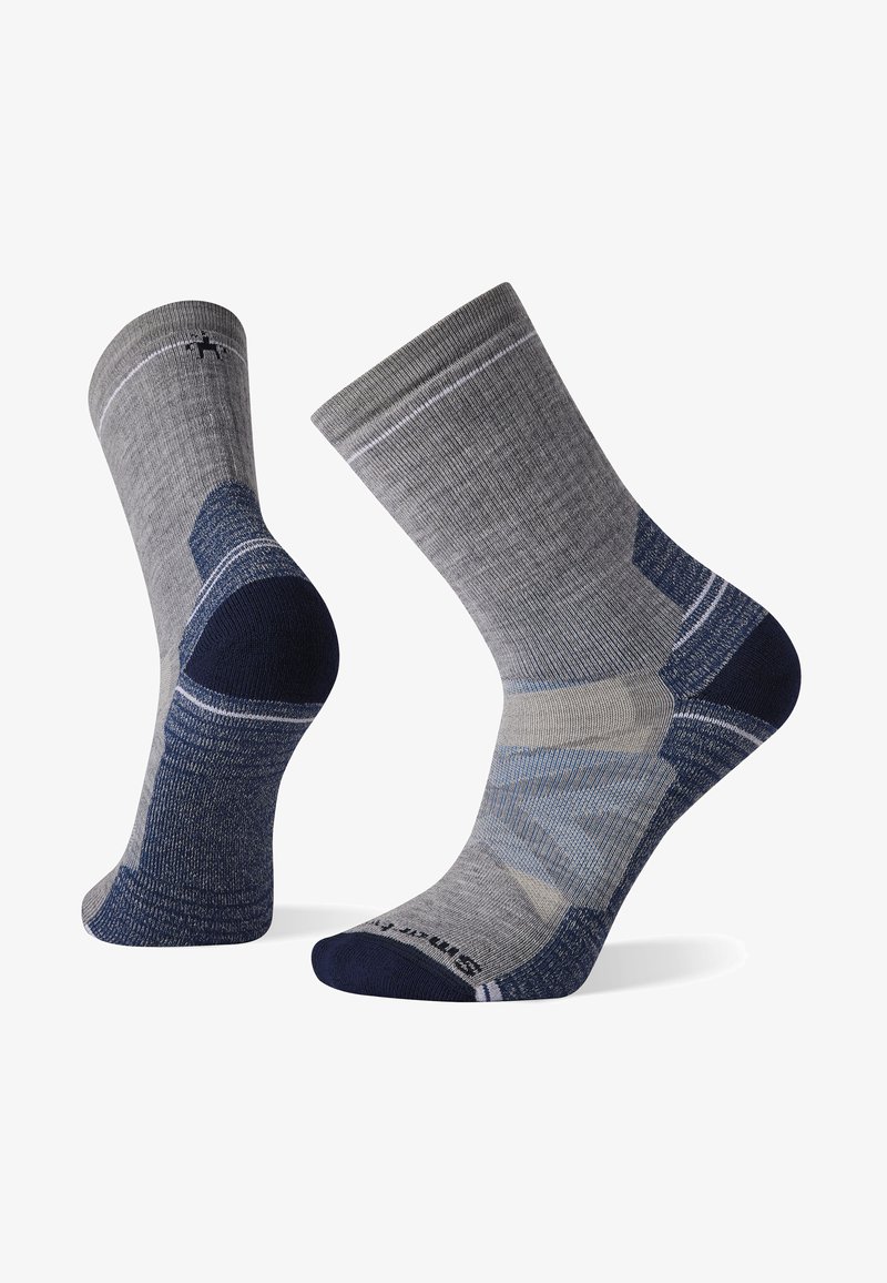 Graue und marineblaue Socken mit gestreiftem und gemustertem Design, mittlere Dicke, verstärkte Ferse und Zehen, Mischmaterial für zusätzlichen Komfort.