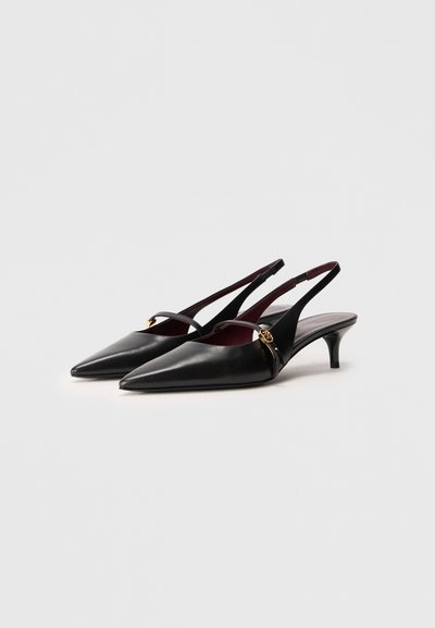 Čierne kožené slingback topánky s špicatou špičkou, minimalistický dizajn, malý podpätok a dekoratívne zlaté akcenty na remienkoch.
