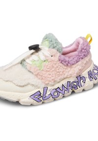 Sneaker colorato e peloso con accenti in verde pastello, rosa e viola, lacci bianchi e una suola spessa con la scritta "Flower Mountain" in bold viola.