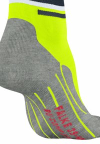 Calzini ad alta visibilità di colore giallo neon e grigio con tessuto texturizzato, dotati di un tallone rinforzato, marchio rosso e accenti a righe.