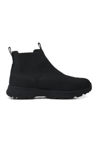 Botas negras de tobillo con parte superior de tela suave, paneles elásticos en los laterales y suela de goma texturizada. Presentan puntera redondeada y tiradores.