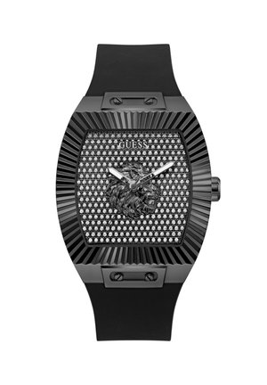 Schwarze Guess-Armbanduhr mit quadratischem Zifferblatt besetzt mit Strasssteinen, Löwenkopf-Emblem, silbernen Zeigern und schwarzem Silikonarmband.