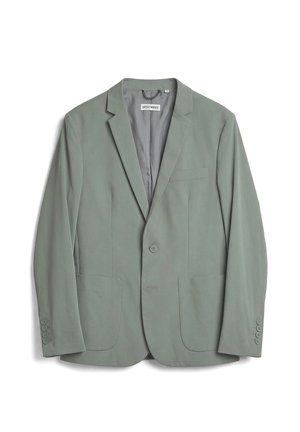 Blazer para hombre en gris claro con un solo botón, solapas con muesca, dos bolsillos parche delanteros y cuatro botones en cada puño.
