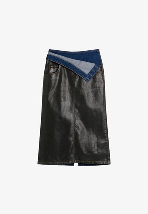 Pikk must nahast seelik, millel on vöökohal asümmeetriline sinise teksariidest mähispaneel, millel on nööbiaugud.