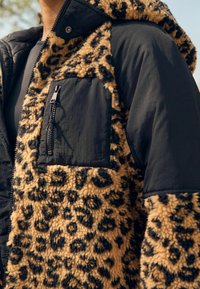 Next REGULAR FIT TEDDY BORG - Zimná bunda - animal print
