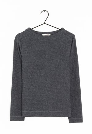 Top de punto de manga larga en gris oscuro con un patrón a cuadros sutil, cuello redondo, colgado en una percha de metal negra contra un fondo blanco.