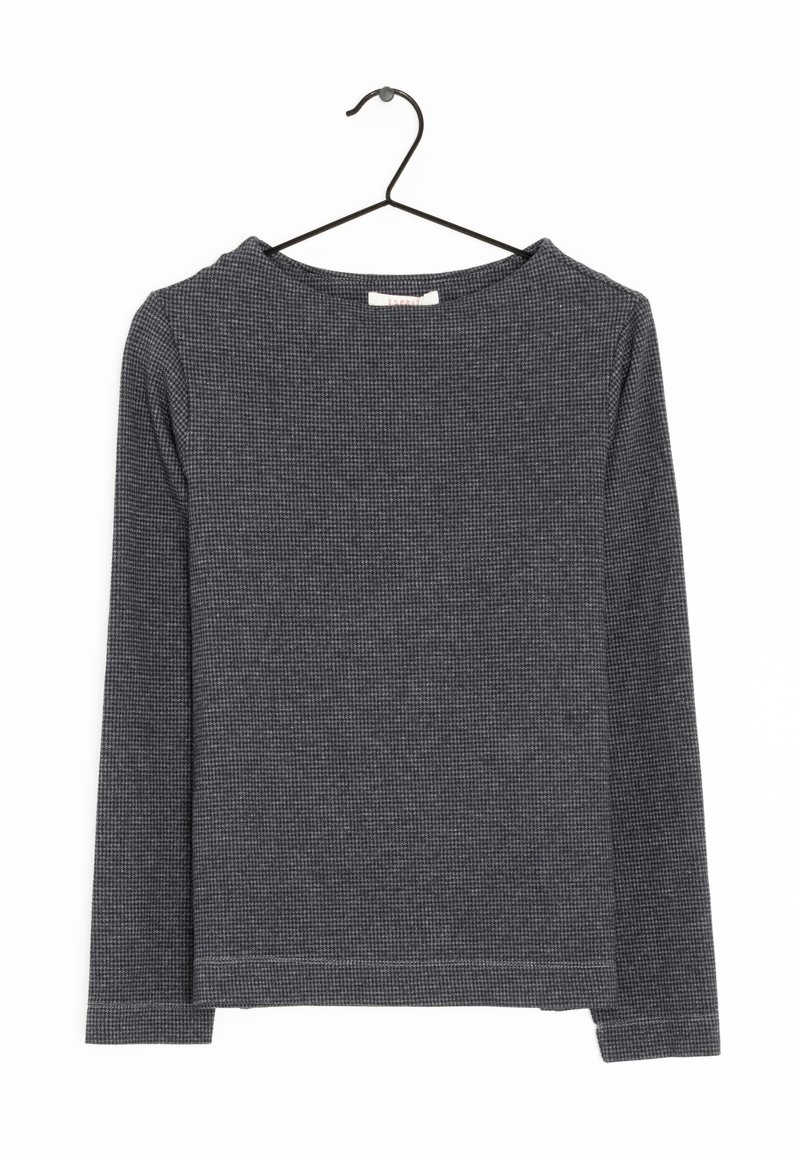 Haut en maille gris foncé à manches longues avec un motif quadrillé subtil, col rond, suspendu à un cintre en métal noir sur un fond blanc.