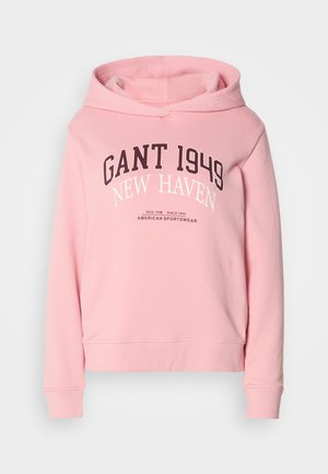 Roza kapuca s sprednjim napisom "GANT 1949 NEW HAVEN" in manjšim napisom "AMERICAN SPORTSWEAR," z dolgimi rokavi in kapuco.