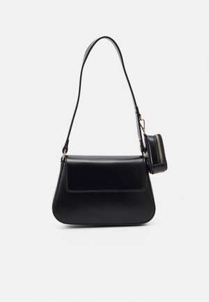 Schwarze Lederhandtasche mit glatter Oberfläche, trapezförmigem Design, langem Schulterriemen und einer kleinen, angebrachten Reißverschlusstasche.