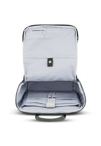 Sacoche pour ordinateur portable avec un compartiment principal zippé ; intérieur gris clair avec des panneaux d'organisation et un extérieur en tissu vert. Détail de poignée arrondie.