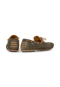 Grüne Wildlederbootsschuhe mit beige Lederakzenten, runder Schuhspitze, Schnürsenkeln und einer Sohle mit Wellenmuster.