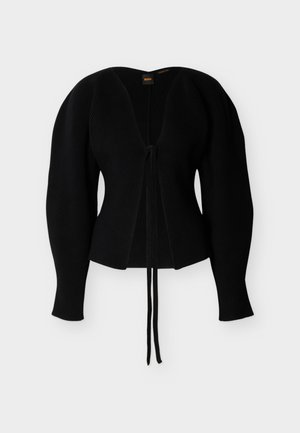 Svart ribbestrikket cardigan med puffede lange ermer og knyting foran, merket "BOSS" på innsiden av kragen.