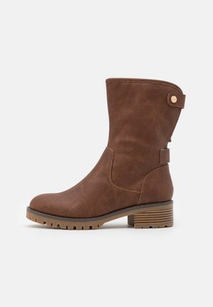 Botte en cuir marron mi-mollet avec un bout arrondi, une semelle crantée, un talon bas empilé et des sangles latérales décoratives avec des boutons en métal.