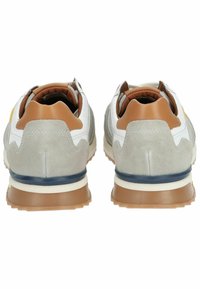 Graue und weiße Sneakers mit braunen Akzenten, aus Wildleder und Leder, einer strukturierten Rückseite und einer Gummisohle mit einem leichten Absatz.