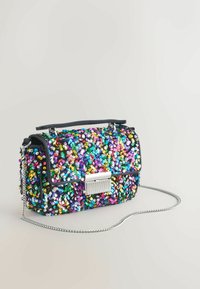 Flerfärgad paljetthandväska med svart bas, rektangulär form och silverfärgad lås. Har kedjestraps och texturerad yta.
