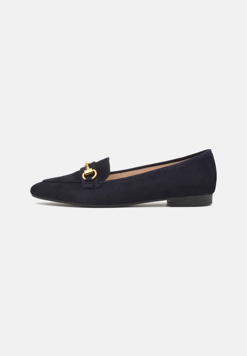Mocassins en suede bleu marine avec un bout pointu et des détails en métal doré sur le dessus. Présentent une semelle noire basse et un intérieur lisse.