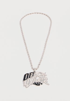 Collier chaîne torsadée en argent avec un pendentif inscrivant « OFF WHITE » en écriture noire ornée de strass et détails étoiles.