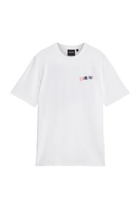 Hvid bomulds t-shirt med korte ærmer og rund halsudskæring. Har et lille multifarvet grafisk design på venstre brystområde.