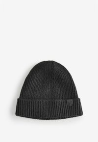 Schwarze, gerippte Strickmütze mit einem umgeschlagenen Saum. Hergestellt aus weichem Stoff und mit einem kleinen Logo-Patch an der Seite.