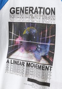 Fehér pamut póló kék raglán ujjakkal, amelyen egy földgömb és rácsvonalak grafikája látható. A szöveg így szól: "GENERATOR" és "EGY LINEÁRIS MOZGALOM."