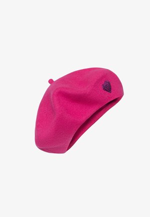 Jasnoróżowy wełniany beret z małym guzikiem na górze i ciemnofioletowym haftowanym sercem po boku.
