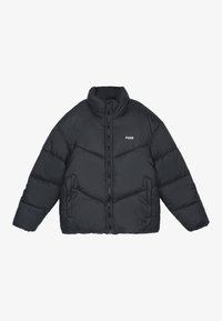 Giacca a vento nera con colletto alto, chiusura frontalmente con zip e logo PGDR. Presenta un design trapuntato con cuciture orizzontali e tasche laterali.