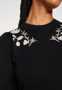 Object OBJTHESS EMBROIDERY DRESS - Abito in maglia - black detail:sandshell embroidery