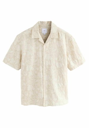 Beżowa koszula na krótki rękaw z guziczkami, z subtelnym kwiatowym wzorem i kołnierzem typu camp, ułożona na płasko na białym tle.