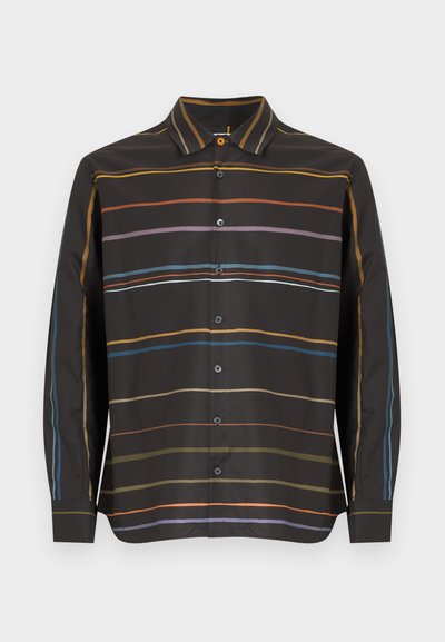 Μαύρο πουκάμισο με μακριά μανίκια και κουμπιά, με λεπτές οριζόντιες ρίγες σε πορτοκαλί, μοβ, μπλε και ελιά χρώμα μπροστά και στα μανίκια.