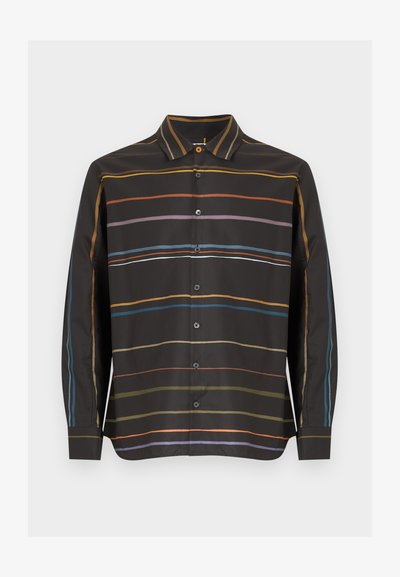 Μαύρο πουκάμισο με μακριά μανίκια και κουμπιά, με λεπτές οριζόντιες ρίγες σε πορτοκαλί, μοβ, μπλε και ελιά χρώμα μπροστά και στα μανίκια.