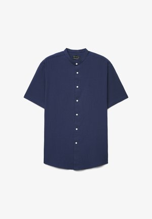 Marineblaue kurzärmlige Hemd mit Stehkragen und weißen Knöpfen vorne, auf weißem Hintergrund dargestellt.