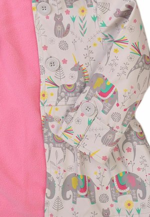 Veste résistante à l'eau avec une doublure en polaire rose clair, tissu gris ornée de motifs colorés de licornes et d'éléphants, et fermetures à boutons.
