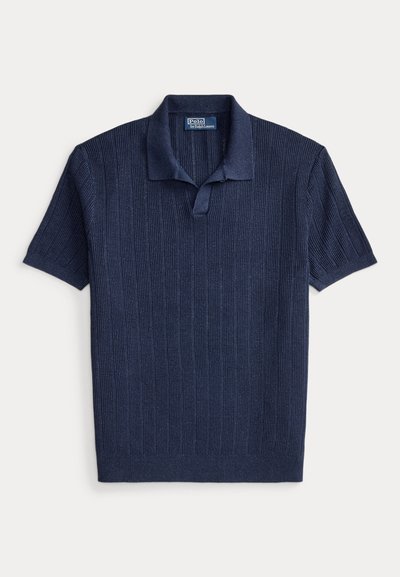 Polo en maille bleu marine à manches courtes avec une texture côtelée et un col, étiquette Polo de Ralph Lauren.