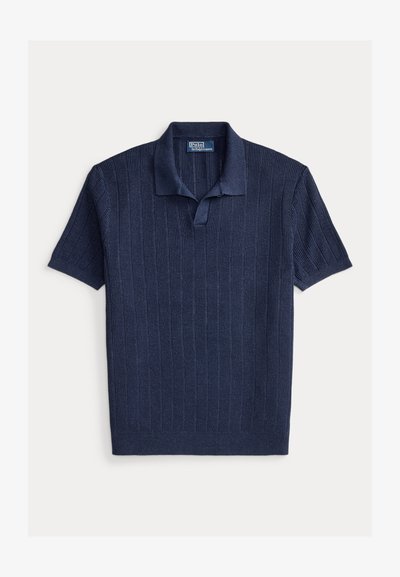 Polo en maille bleu marine à manches courtes avec une texture côtelée et un col, étiquette Polo de Ralph Lauren.