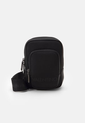 Compacte zwarte crossbodytas met twee ritsvakken en verstelbare band met subtiele Valentino branding.