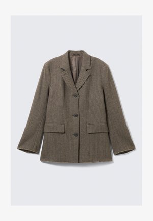 Blazer maro cu model în zigzag, cu revere nuțate, închidere cu trei butoane, două buzunare frontale și margini desfăcute. Material dintr-un amestec de bumbac și lână.