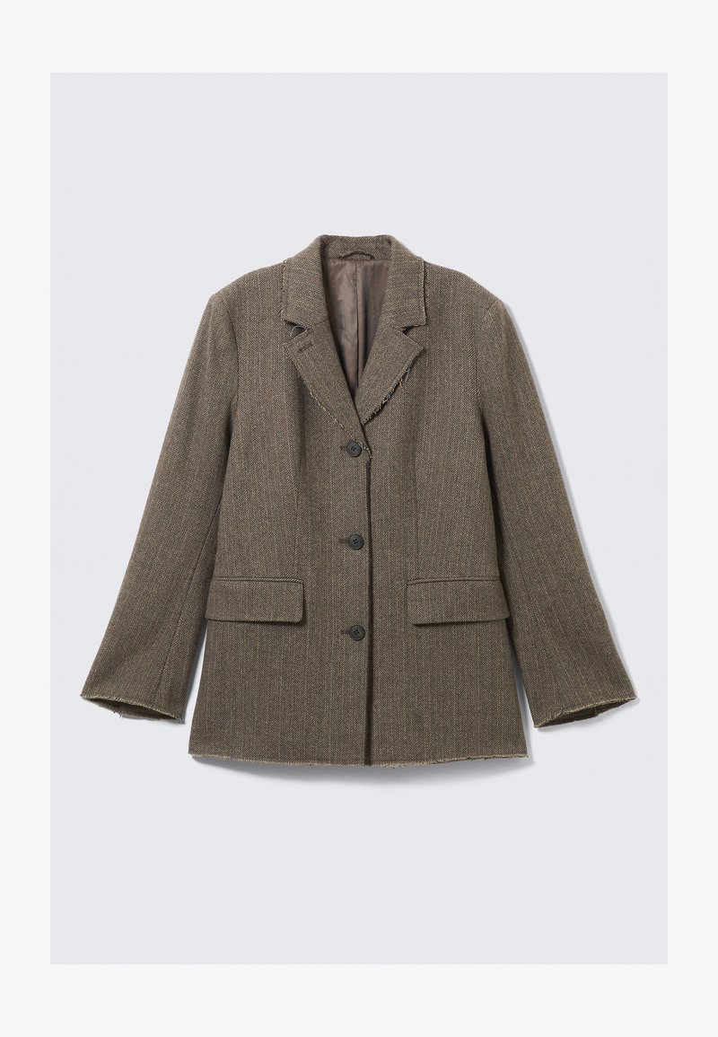 Καφέ σακάκι σε σχέδιο χιαστί με πέτο, τριών κουμπιών, δύο μπροστινές τσέπες και φθαρμένες άκρες. Υλικό από μείγμα βαμβακιού και μαλλιού.