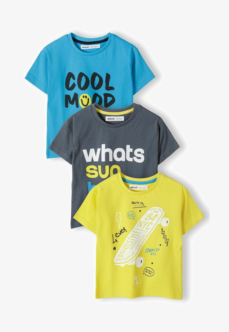 Trys trumpų rankovių marškinėliai: mėlyni su užrašu "COOL MOOD", pilki su užrašu "whats up" ir geltoni su riedlenčių grafika; medvilninė medžiaga, apvalus kaklas, laisvas pjūvis.