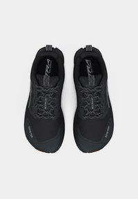 Ζευγάρι μαύρα παπούτσια τρεξίματος μονοπατιού Gore-Tex με κορδόνια με σχέδιο, πανοραμική άποψη σε λευκό φόντο.