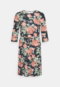 Vestido floral com mangas compridas, decote redondo e cinto atado. Fundo escuro com rosas cor-de-rosa e folhas verdes. Textura de tecido suave.