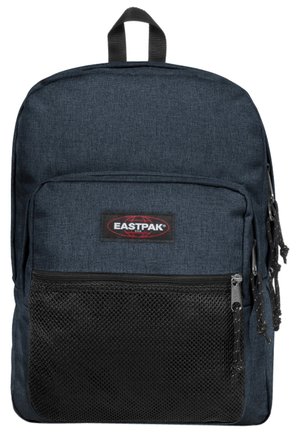 Mochila de tejido azul oscuro con un acabado texturizado; cuenta con un bolsillo frontal de malla, parche con el logotipo y cierre de cremallera. Incluye correas ajustables.