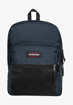 Mochila de tejido azul oscuro con un acabado texturizado; cuenta con un bolsillo frontal de malla, parche con el logotipo y cierre de cremallera. Incluye correas ajustables.