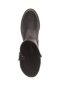 Zwarte leren enkellaars met een ronde neus, zijrits en een decoratieve strap met gespsluiting. Zachte voering voor extra comfort.