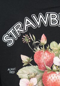 Juodas medvilnės marškinėlis su spalvinga braškės grafika, žali lapai ir balti žiedai. Raštas skelbia "BRAŠKĖ" ir "VISADA ŠVIEŽIA".