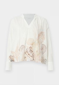 Λευκό μπλουζάκι με μακριά μανίκια, V-λαιμόκοψη, κορδόνια που δένουν και σχέδιο με κοχύλια και αστερίες στον κάτω ποδόγυρο.